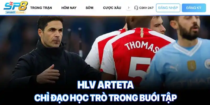 HLV Arteta chỉ đạo học trò trong buổi tập